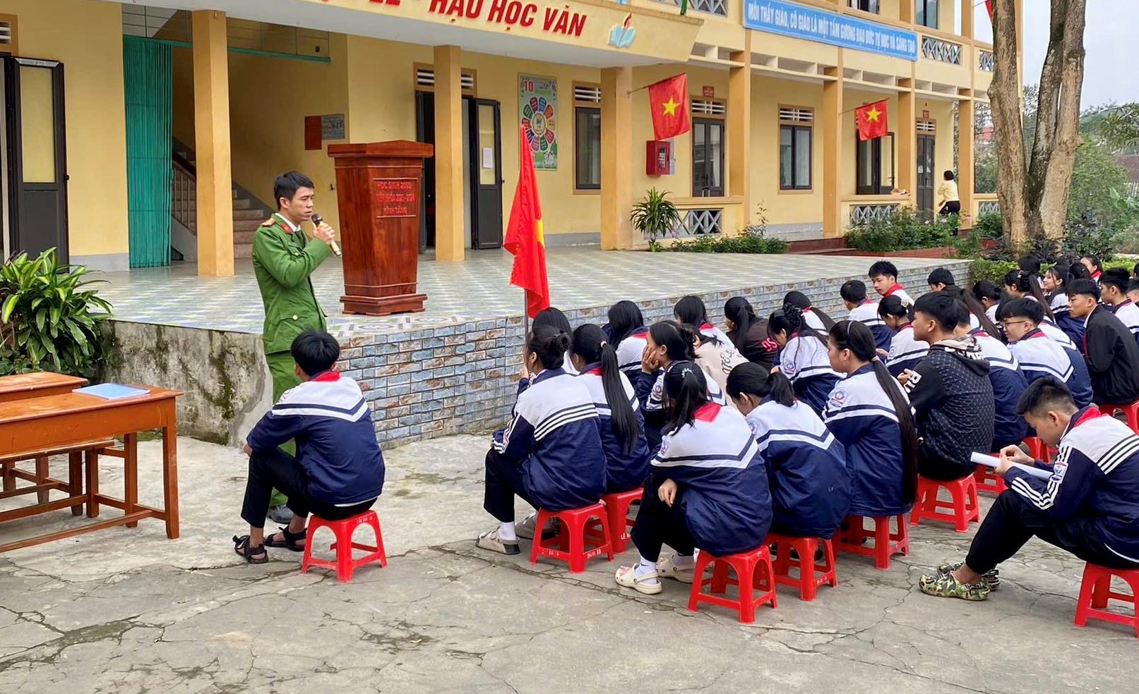 Công an xã Vạn An tuyên truyền ATGT và phòng, chống pháo nổ trong nhà trường