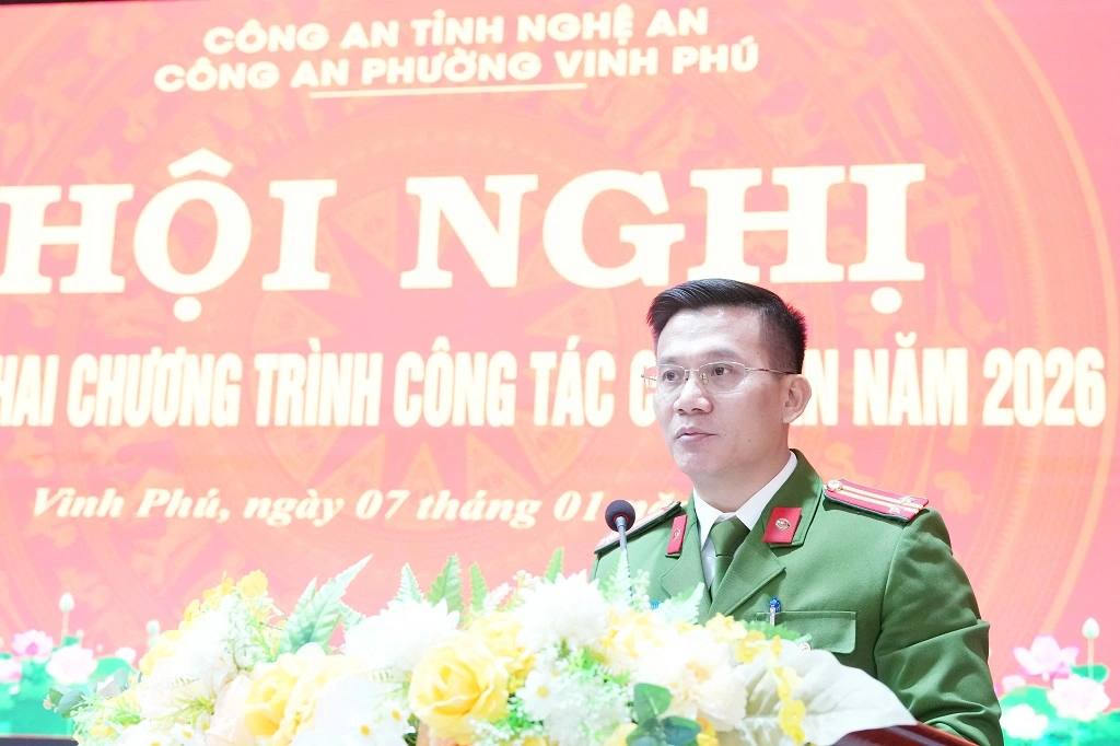 Đồng chí Trung tá Hoàng Anh Thái, Trưởng Công an phường Vinh Phú phát biểu tại Hội nghị