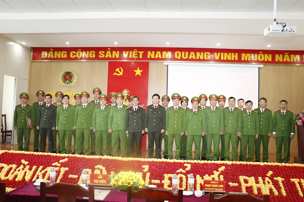 Đại biểu chụp ảnh lưu niệm