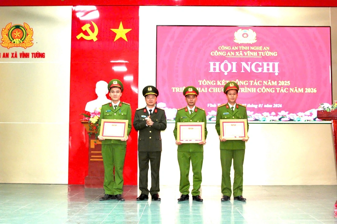 Đồng chí Đại tá Trần Ngọc Tuấn, Phó Giám đốc Công an tỉnh trao danh hiệu “Chiến sĩ thi đua cơ sở” tặng cá nhân