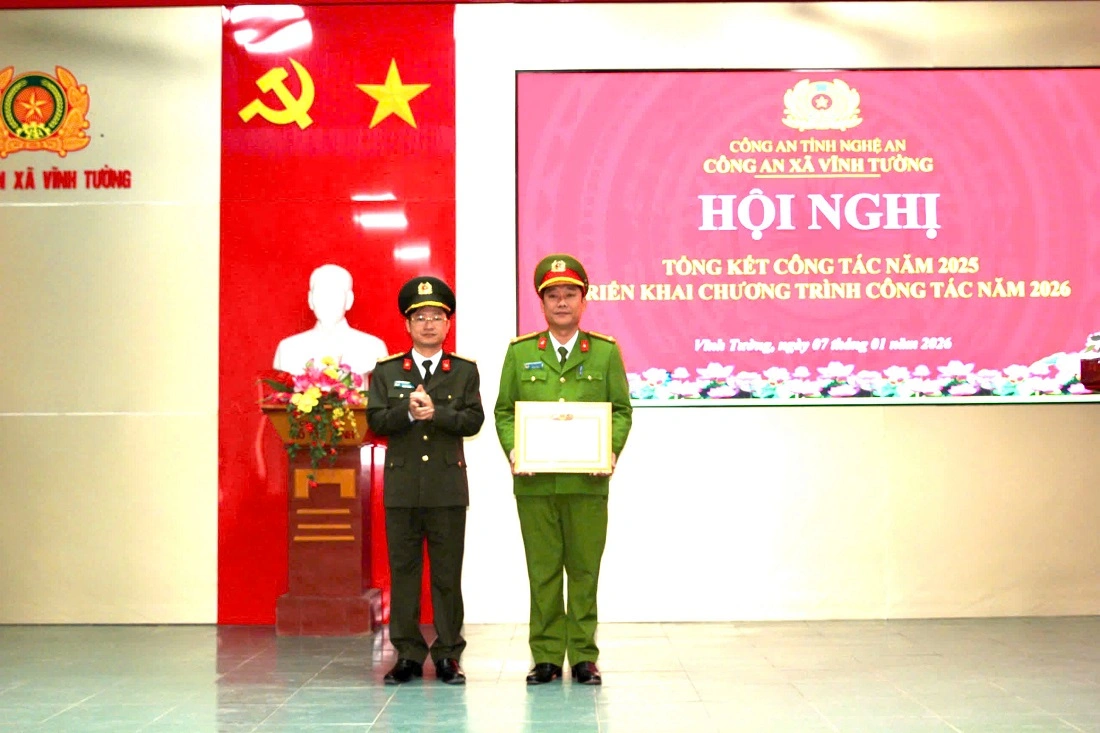 Đồng chí Đại tá Trần Ngọc Tuấn, Phó Giám đốc Công an tỉnh trao danh hiệu “Đơn vị tiên tiến” tặng Công an xã