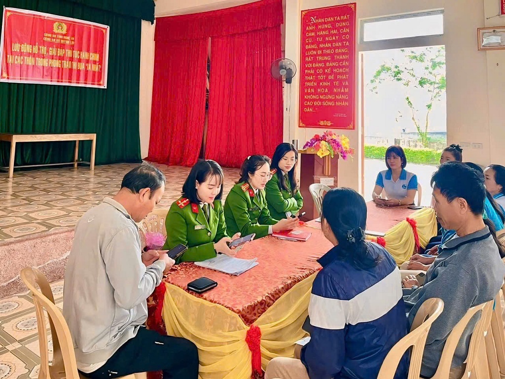 Công an xã nhiệt tình hỗ trợ người dân
