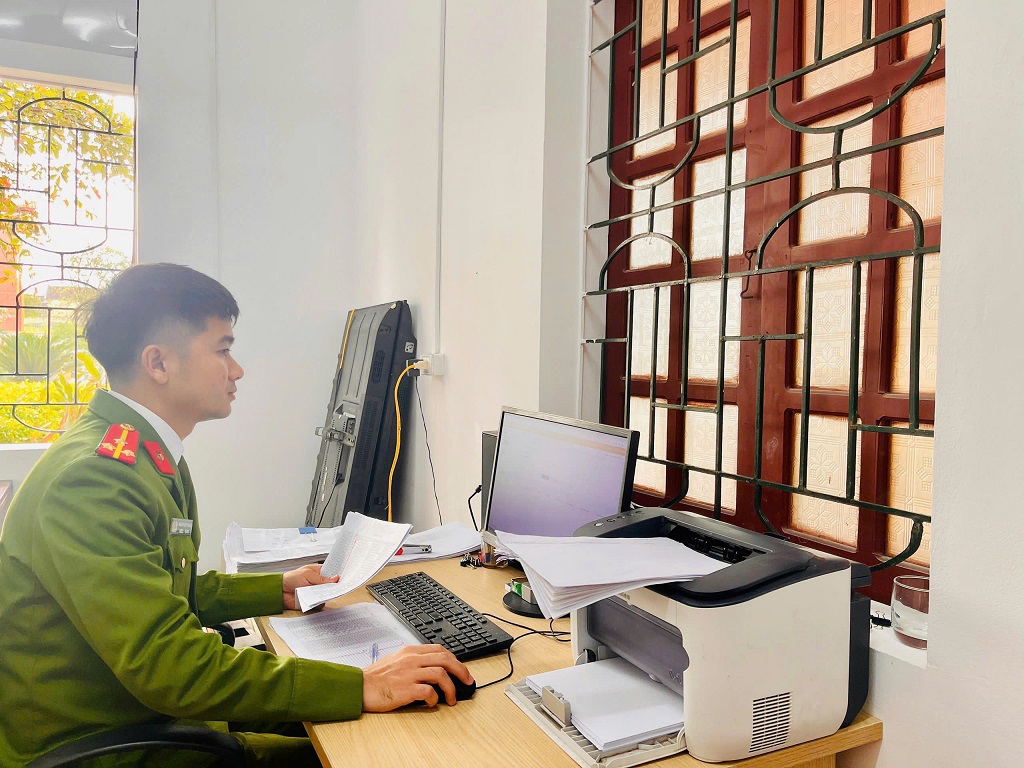 Công an xã Vân Tụ tiến hành làm sạch dữ liệu đăng ký phương tiện, giấy phép lái xe và số hóa hồ sơ đăng ký xe