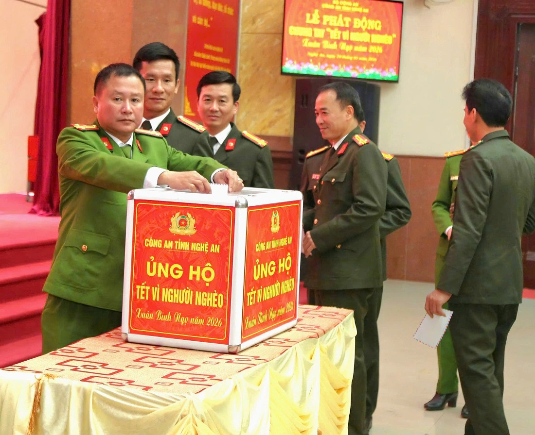 Lãnh đạo các phòng thuộc Công an tỉnh ủng hộ “Tết vì người nghèo – Xuân Bính Ngọ năm 2026”