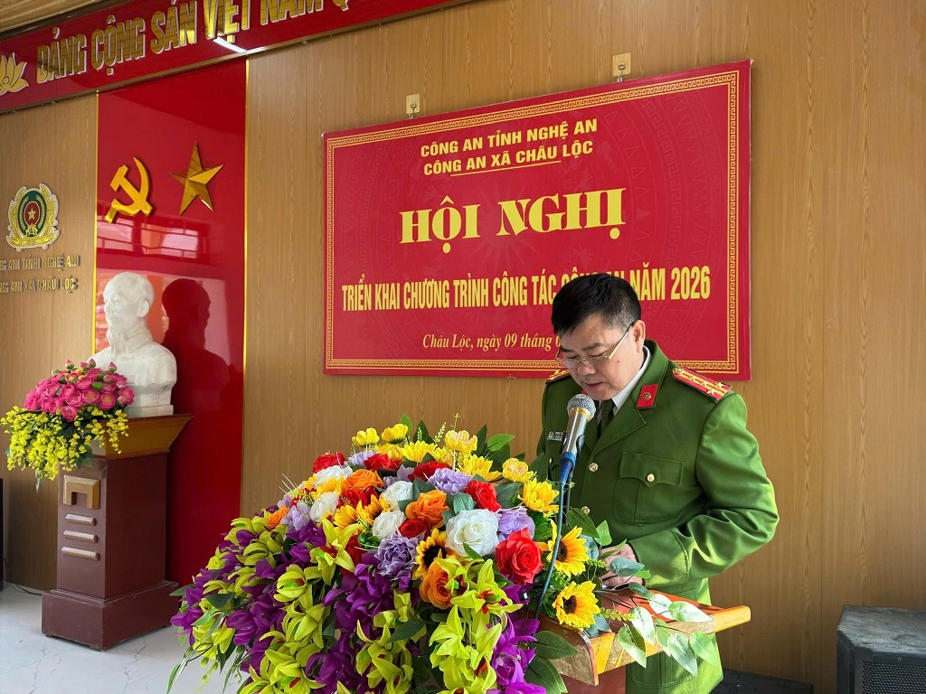 Đại tá Lương Thế Lộc - Trưởng phòng Cảnh sát QLHC về TTXH Công an tỉnh phát biểu tại hội nghị