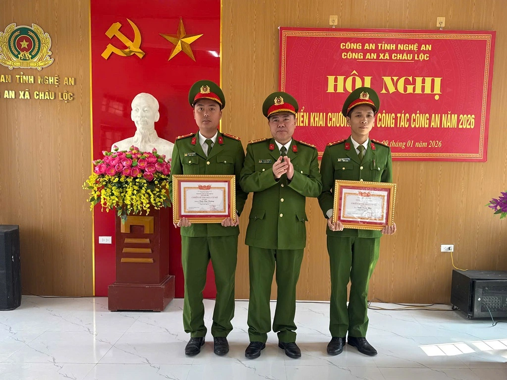 Trao giấy khen tặng tập thể, cá nhân có thành tích xuất sắc trong năm 2025