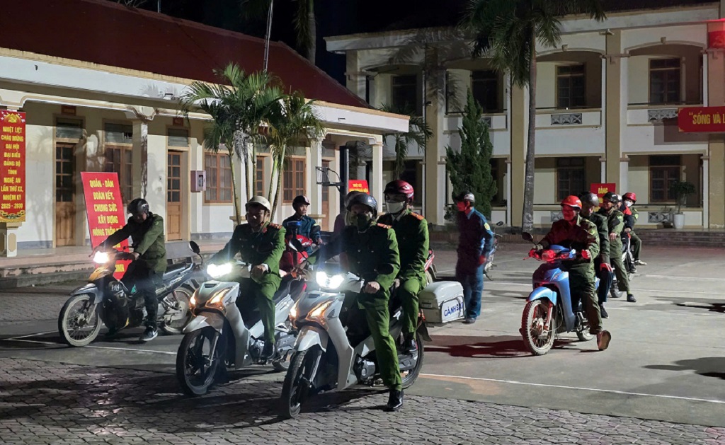 Công an xã tăng cường tuần tra vũ trang