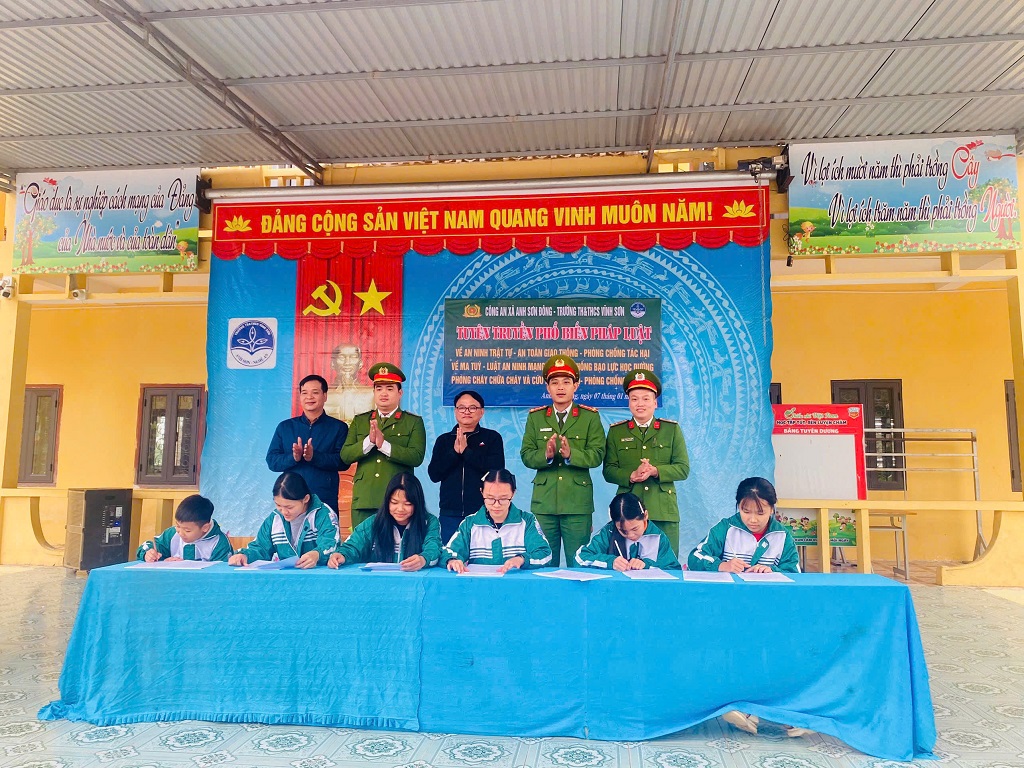 Công an xã Anh Sơn Đông chú trọng bảo đảm TTATGT cho học sinh