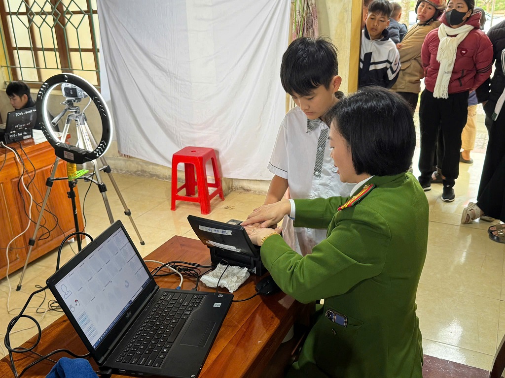 Công an xã Yên Xuân thực hiện chương trình Ngày chủ nhật vì dân