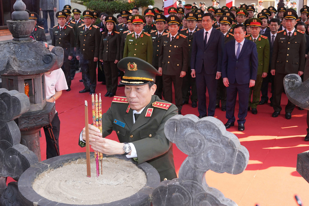 Đoàn đại biểu Bộ Công an dâng hương tưởng niệm đồng chí Trần Quốc Hoàn