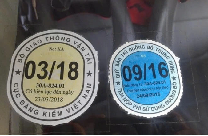 Tem thu phí đường bộ trên kính ô tô - Ảnh minh họa