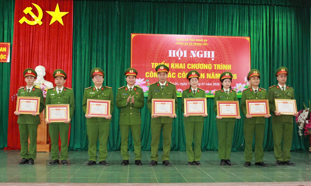 Trao thưởng tập thể, cá nhân có thành tích xuất sắc