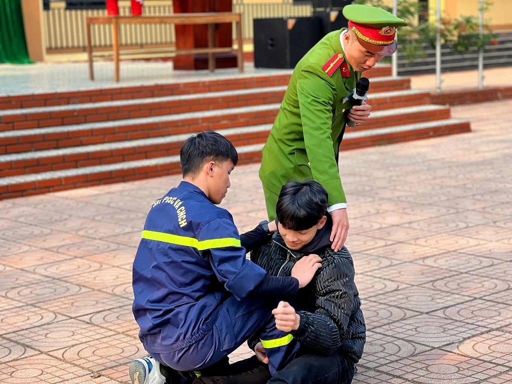 Người dân thực hành sử dụng lăng, vòi, bình chữa cháy dập lửa và trải nghiệm mặc trang phục chữa cháy chuyên dụng