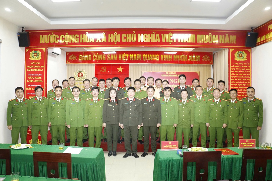Đại biểu chụp ảnh lưu niệm