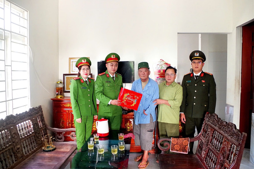 Công an xã Quỳnh Văn tổ chức hoạt động về nguồn