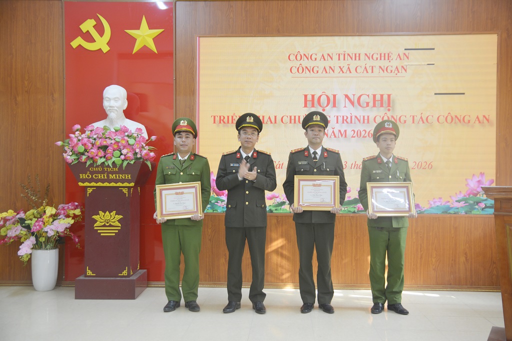 Khen thưởng cá nhân có thành tích xuất sắc