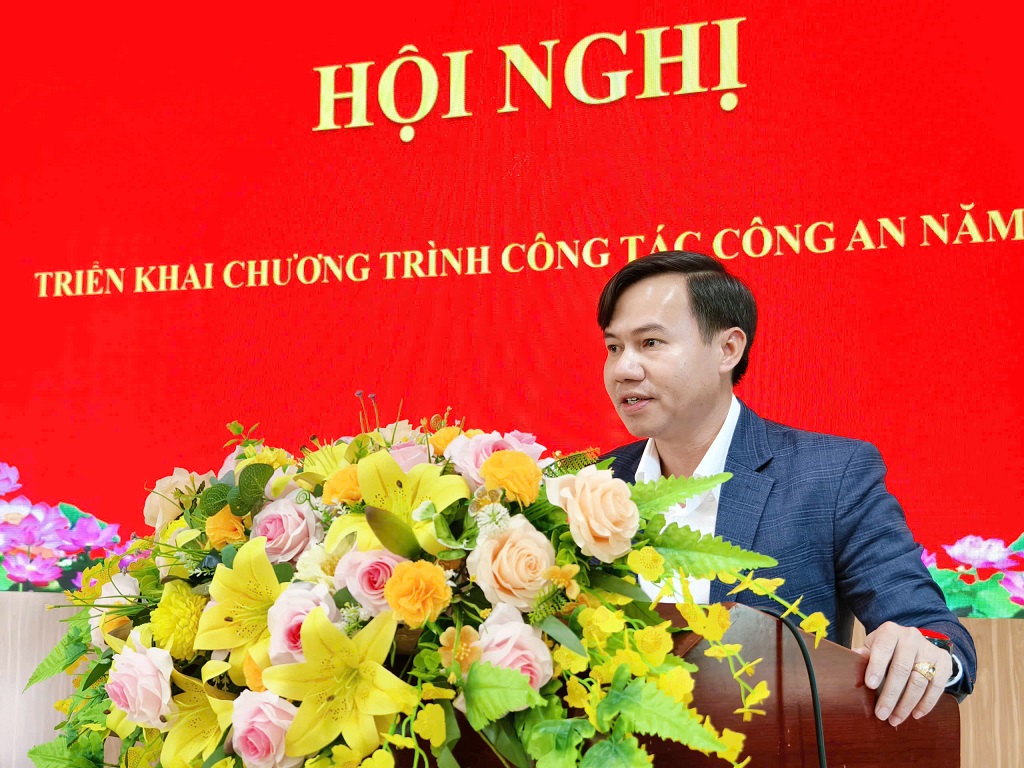 Đồng chí Tưởng Đăng Phú - Phó Bí thư Đảng ủy, Chủ tịch UBND xã phát biểu chỉ đạo tại Hội nghị 
