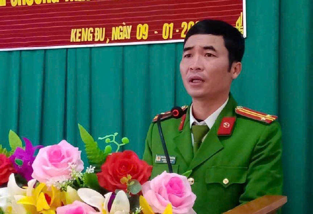 Đồng chí Trung tá Nguyễn Văn Trường – Trưởng Công an xã phát biểu tại Hội nghị
