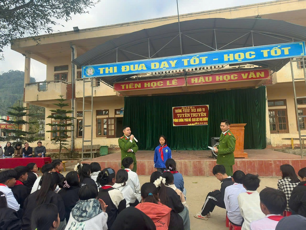 Công an xã Huồi Tụ tuyên truyền, giáo dục pháp luật cho học sinh Trường Phổ thông Dân tộc Bán trú THCS Huồi Tụ