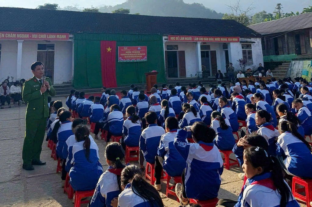 Công an xã Na Ngoi tuyên truyền, phổ biến giáo dục pháp luật cho học sinh
