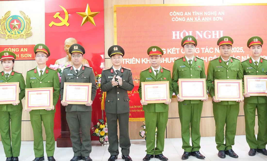 Đồng chí Đại tá Trần Ngọc Tuấn - Ủy viên Ban Thường vụ Đảng ủy, Phó Giám đốc Công an tỉnh trao thưởng cá nhân có thành tích xuất sắc