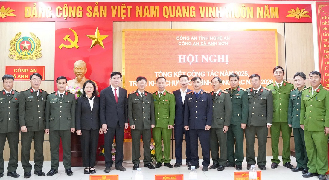 Đại biểu chụp ảnh lưu niệm