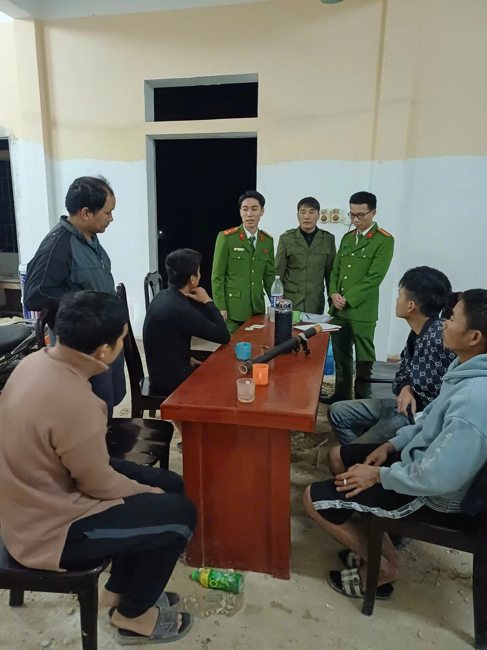 Công an xã Yên Hòa kiểm tra, rà soát cư trú trước thềm Đại hội 