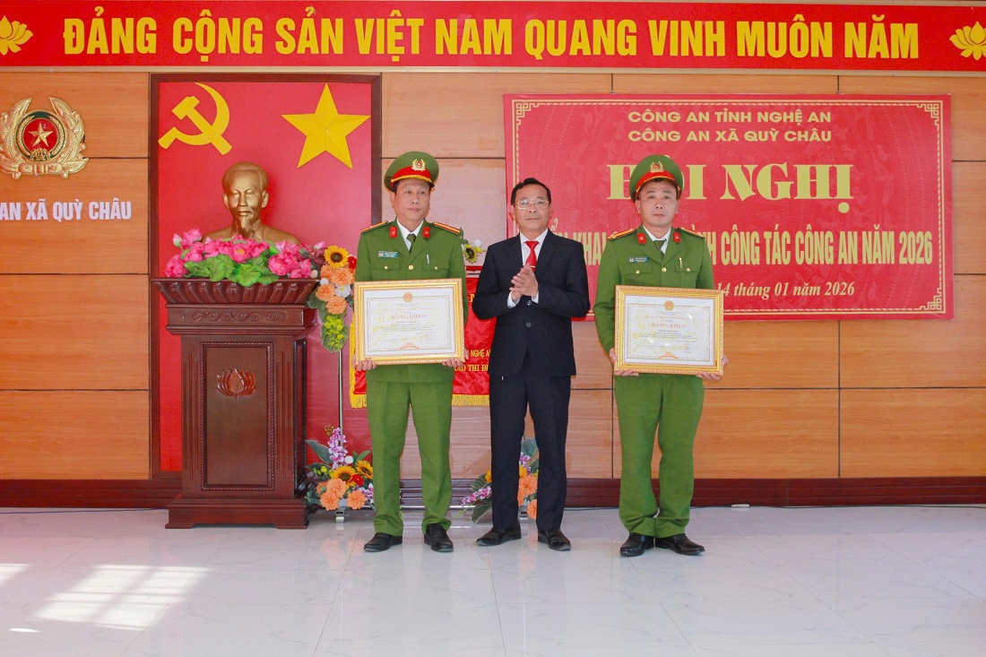 Đồng chí Vi Văn Hanh - Phó Bí thư Thường trực Đảng ủy xã Quỳ Châu trao Bằng khen của Chủ tịch UBND tỉnh tặng cá nhân