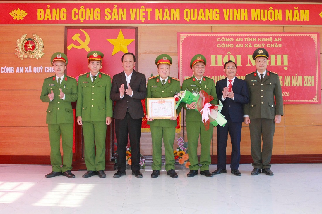 UBND xã Quỳ Châu tặng Giấy khen cho Công an xã Quỳ Châu về thành tích xuất sắc trong cao điểm ra quân trấn áp tội phạm