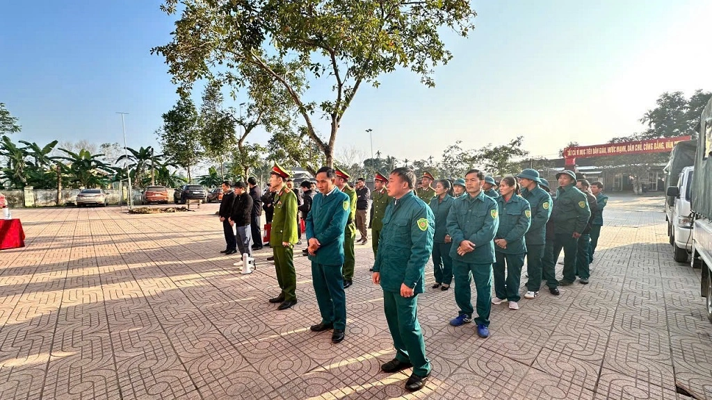 Công an xã Cát Ngạn phối hợp ra quân giải tỏa hành lang ATGT