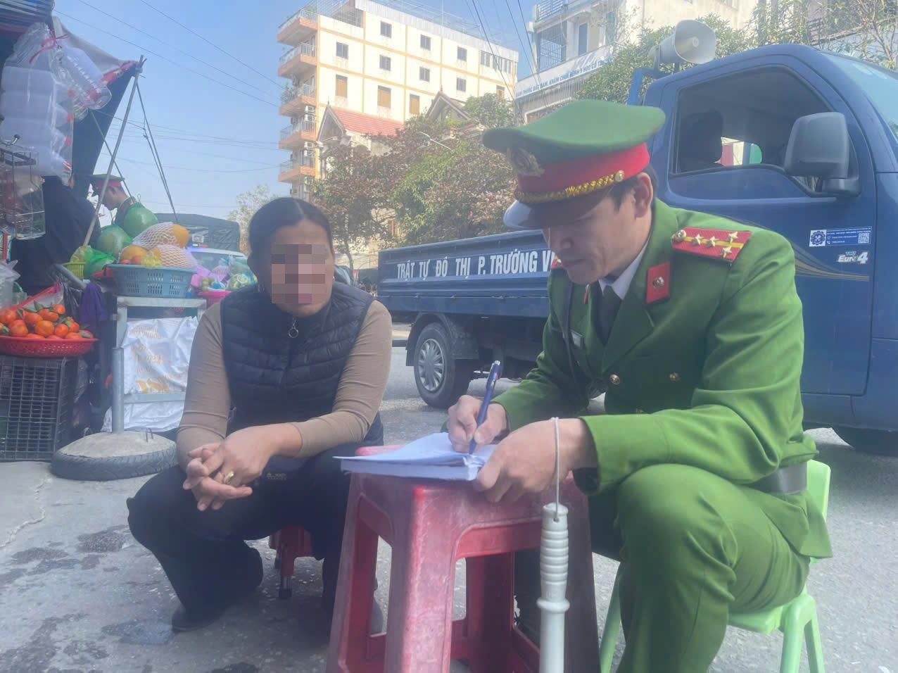 Công an phường lập biên bản trường hợp vi phạm lấn chiếm lòng đường, vỉa hè để họp chợ (