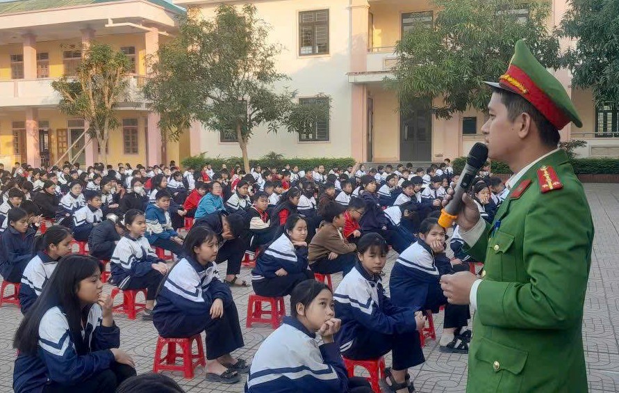 Công an xã Kim Liên tuyên truyền, phổ biến giáo dục pháp luật trong trường học