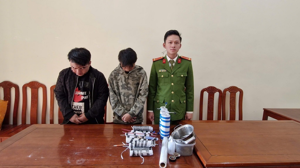 Công an phường Vinh Lộc vận động 02 thiếu niên giao nộp pháo tự chế