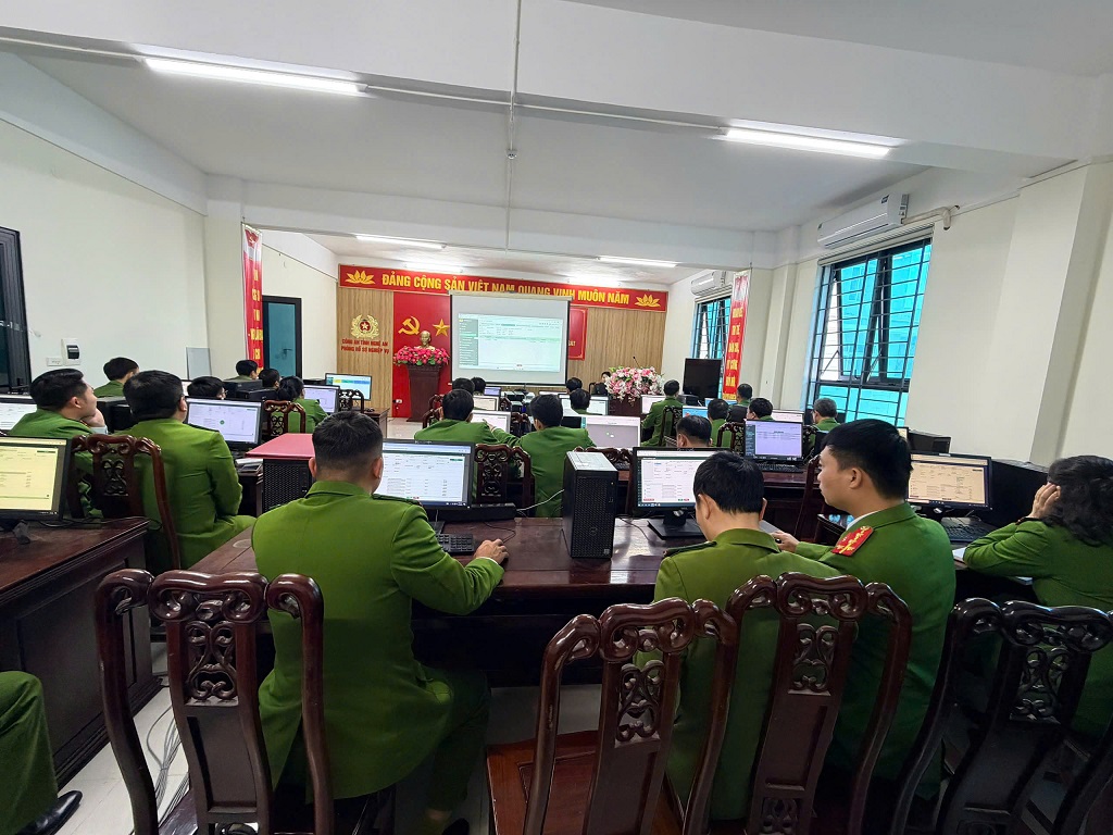 Công an phường Cửa Lò tổ chức tập huấn phiên bản nâng cấp phần mềm nghiệp vụ cơ bản Cảnh sát