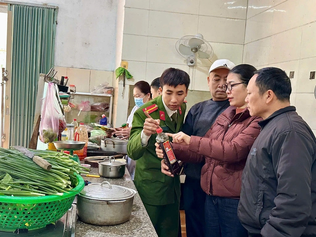 Công an xã Tam Quang kiểm tra vệ sinh an toàn thực phẩm trước, trong và sau Tết nguyên đán