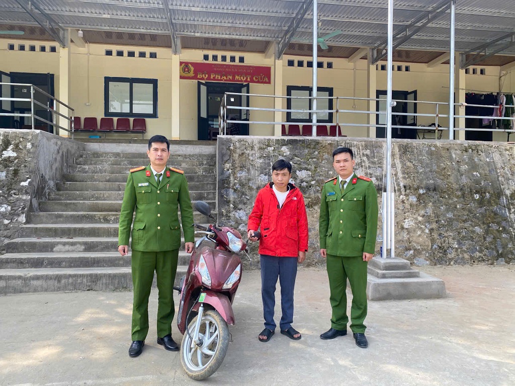 Công an xã Nga My tuần tra phát hiện, bảo quản và trao trả tài sản cho người dân