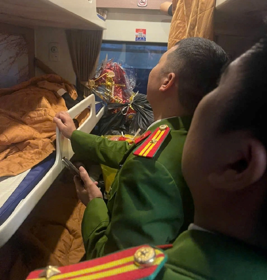 Công an phường Vinh Hưng lên tàu hoả tìm, giải cứu an toàn em A.