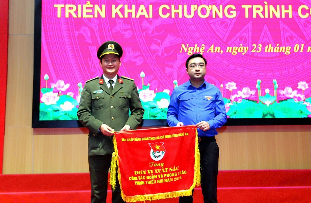 Đồng chí Hồ Phúc Hải, Phó Bí thư Thường trực Tỉnh đoàn trao cờ đơn vị xuất sắc trong phong trào thanh thiếu nhi năm 2025 tặng Đoàn thanh niên Công an tỉnh