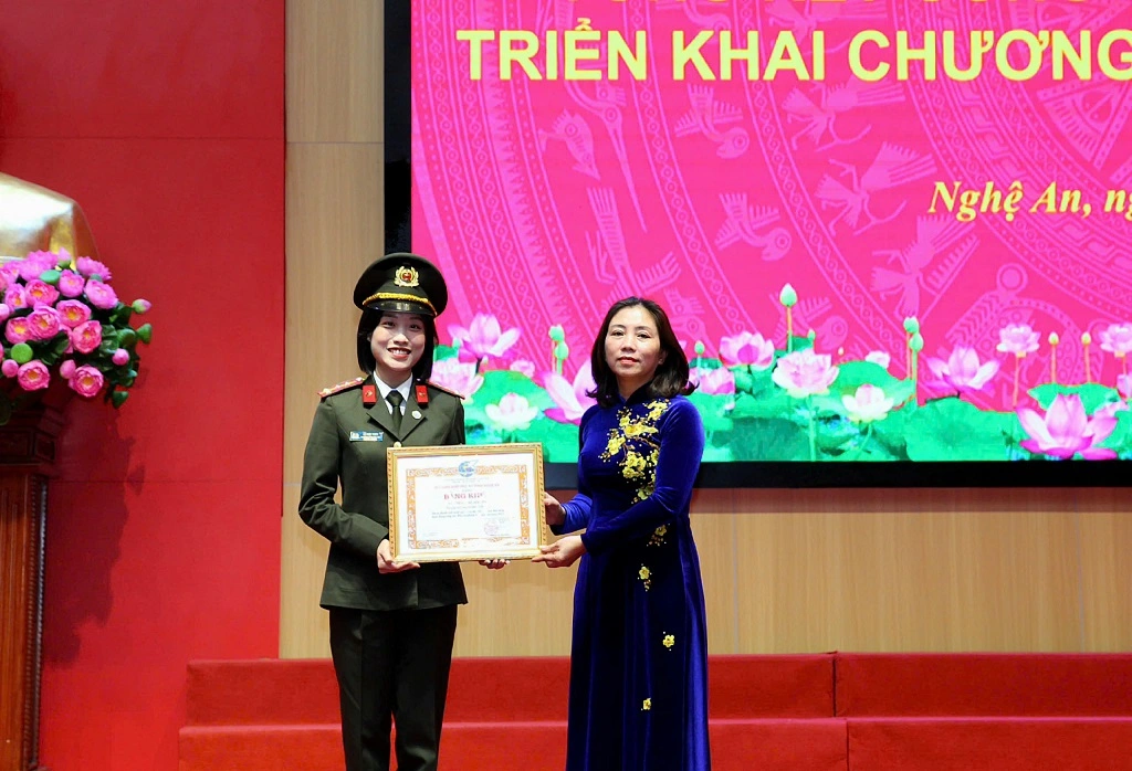 Đồng chí Hoàng Thị Thu Hiền, Chủ tịch Hội LHHPN tỉnh trao bằng khen tặng Hội Phụ nữ Công an tỉnh có thành tích xuất sắc năm 2025