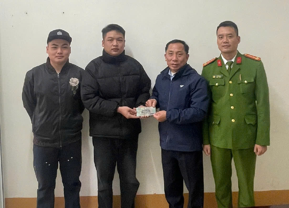 Công an xã Hùng Châu phối hợp trao trả tài sản cho người đánh rơi