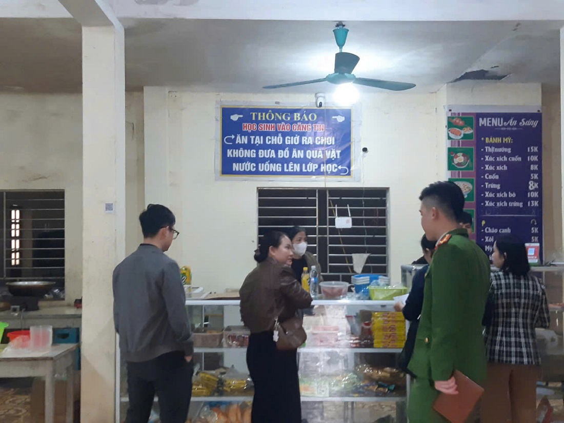 Công an xã Con Cuông tăng cường kiểm tra vệ sinh an toàn thực phẩm dịp Tết Nguyên đán và Lễ hội Xuân 2026