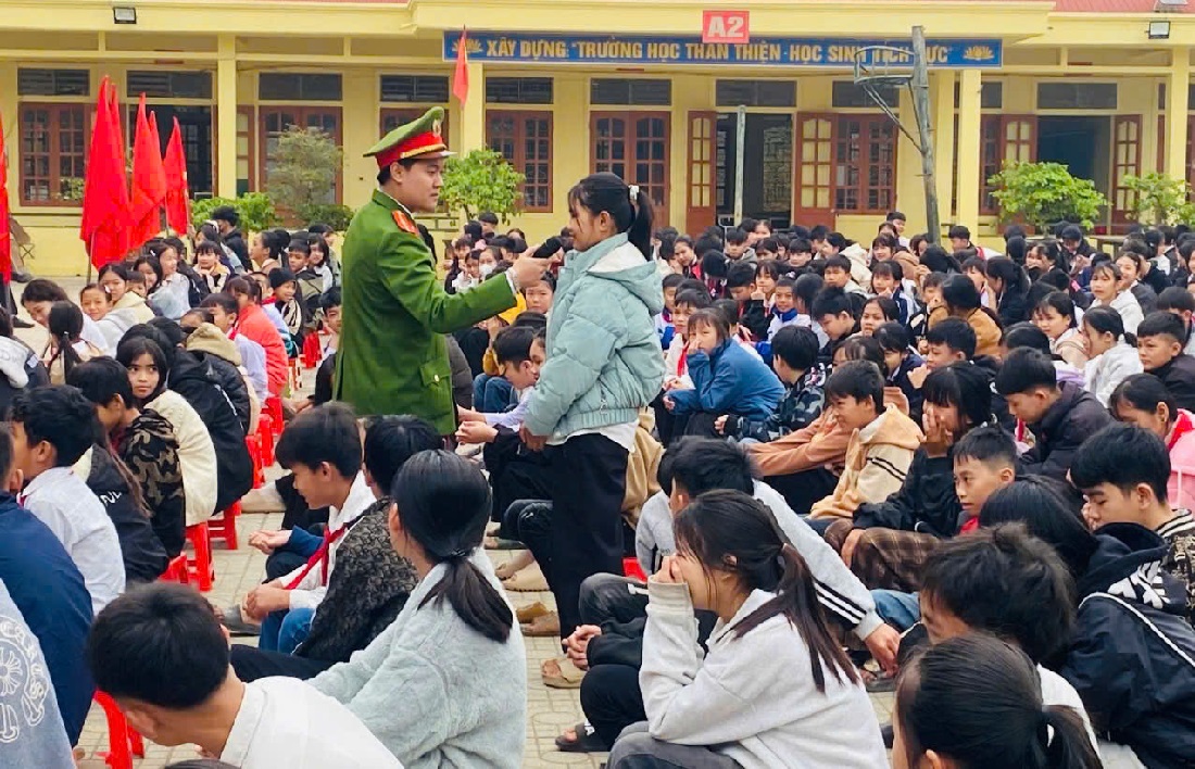 Công an xã Môn Sơn tuyên truyền pháp luật về phòng, chống pháo nổ và vũ khí tại trường học