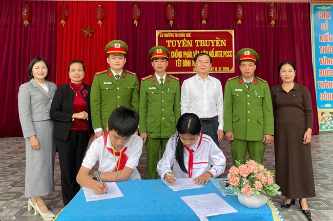 Giáo viên và học sinh ký cam kết thực hiện quy định của pháp luật