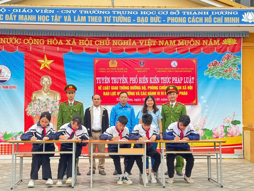 Tổ chức cho học sinh ký cam kết không vi phạm