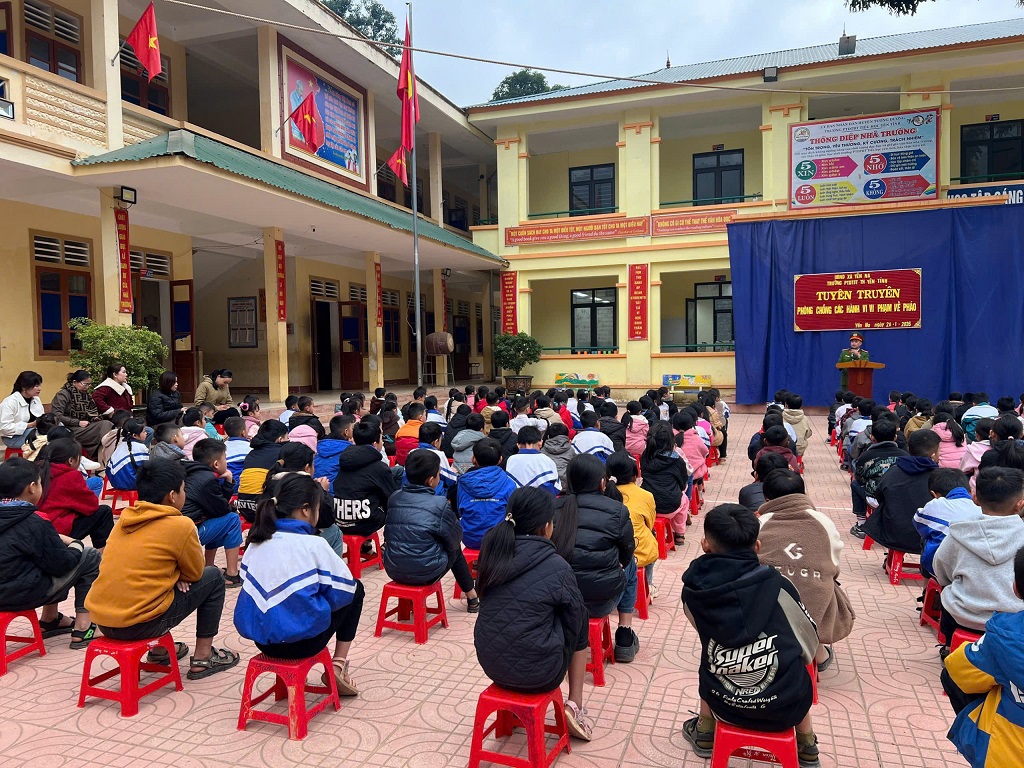 Công an xã Yên Na tuyên truyền pháp luật về phòng chống pháo trong trường học