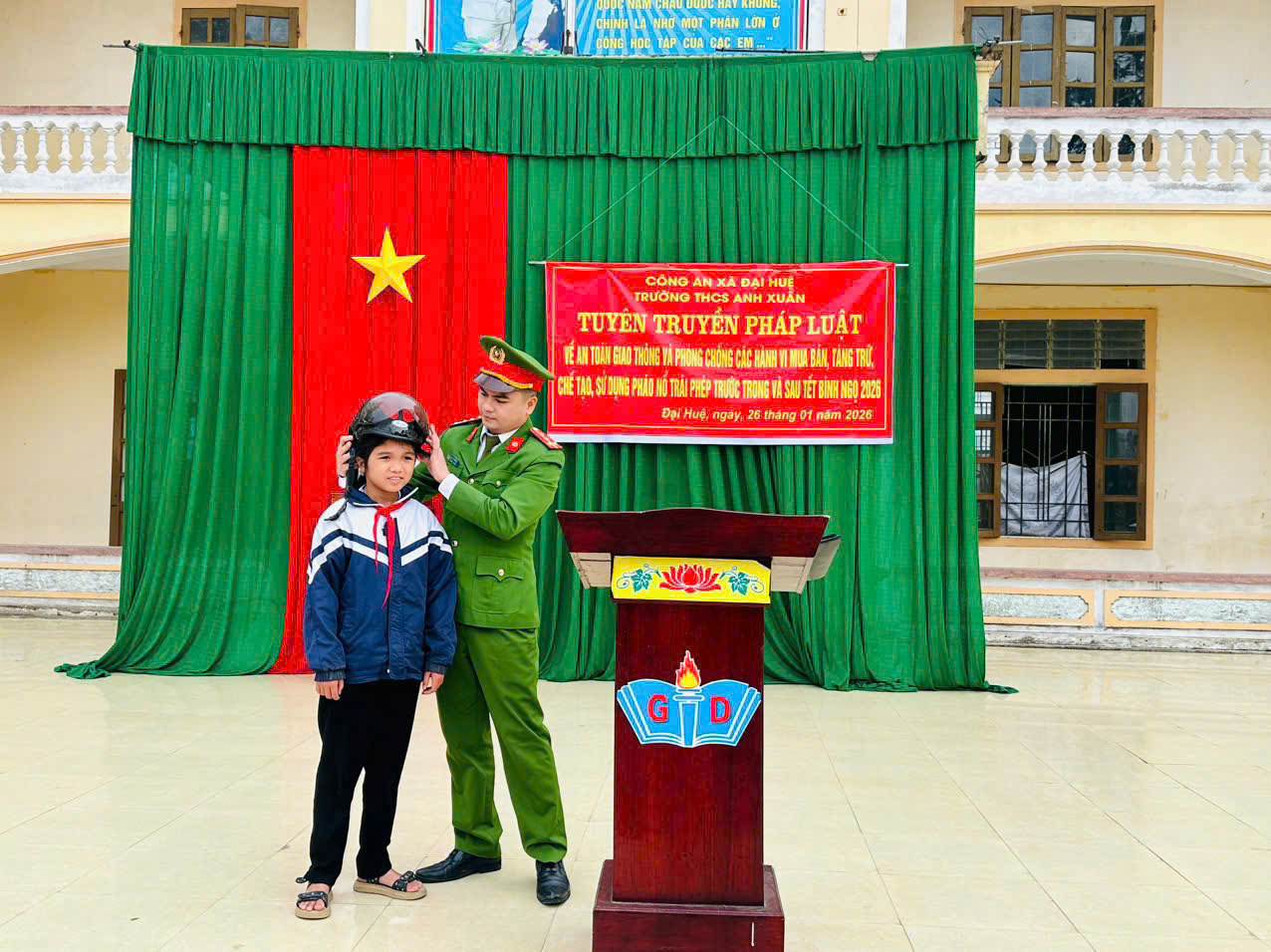 Công an xã Đại Huệ tuyên truyền pháp luật ATGT và phòng, chống pháo nổ