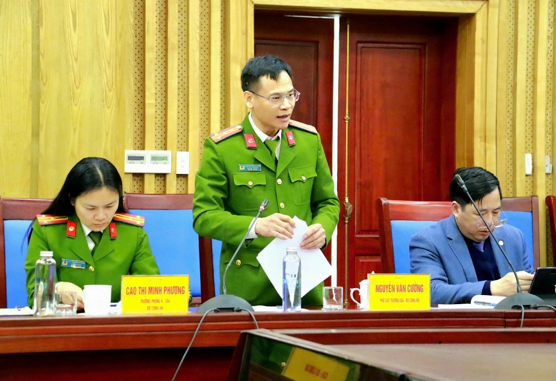 Đồng chí Đại tá Nguyễn Văn Cường - Phó Cục trưởng Cục Cảnh sát điều tra tội phạm về ma túy, Trưởng đoàn công tác liên ngành Trung ương phát biểu tại Hội nghị