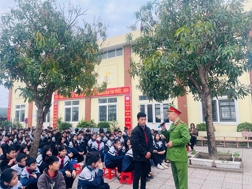 Công an phường Thành Vinh đẩy mạnh tuyên truyền, giáo dục pháp luật trong trường học