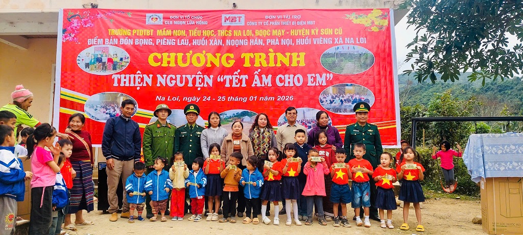 Công an xã Na Loi phối hợp trao quà tặng đồng bào biên giới