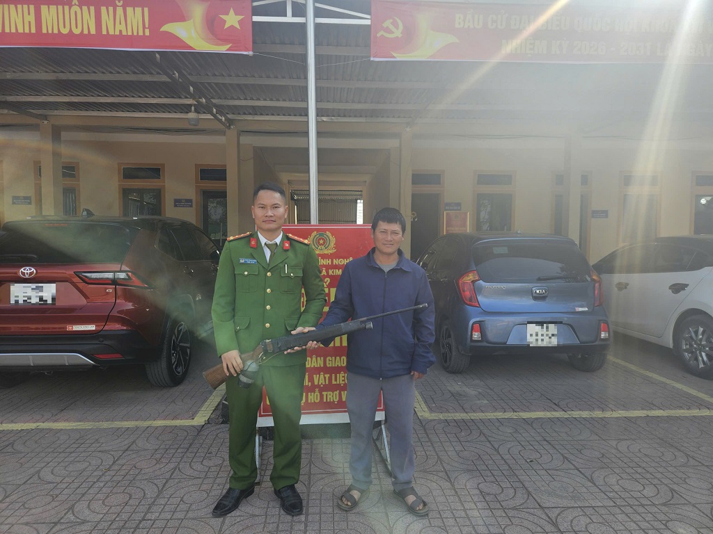 Công an xã Kim Bảng vận động Nhân dân giao nộp vũ khí, vật liệu nổ, công cụ hỗ trợ